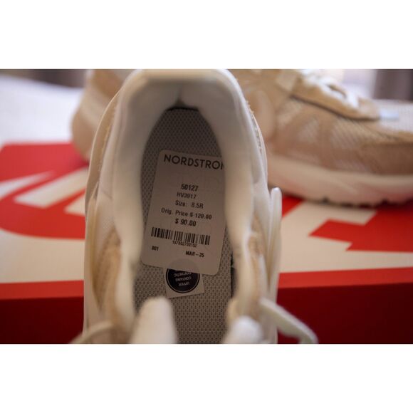 V2K Run Sneaker (Women) 8.5 - Picture 4 of 5